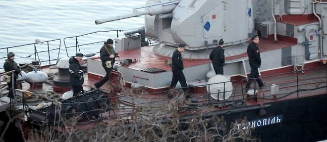Des soldats russes sur le pont du Ternopil, un navire ukrainien a Sebastopol.