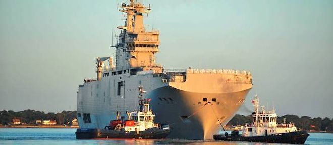 Le Vladivostok, un des deux navires de type Mistral vendu a la Russie, lors de son premier essai en mer a Saint-Nazaire.