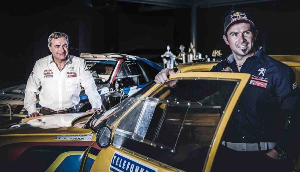 Carlos Sainz (à gauche) et Cyril Despres (à droite) posent devant les Peugeot 205 et 405 T16 ©  DR