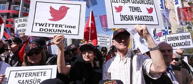 Des manifestants turcs protestent contre le blocage de Twitter le 22 mars 2014.