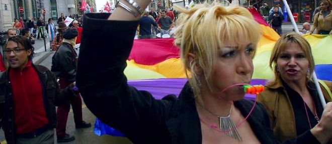 Des transexuels defilent, le 4 octobre 2003, dans les rues de Paris. Photo d'illustration.