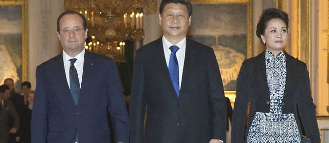 Francois Hollande, Xi Jinping et son epouse, jeudi soir a Versailles.