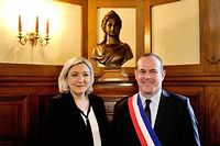 Marine Le Pen pose à côté de Steeve Briois, nouveau maire de Hénin-Beaumont, dans le Pas-de-Calais.