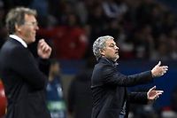 Laurent Blanc et Jose Mourinho, entraineurs du PSG et de Chelsea, mercredi soir en quart de finale aller de la Ligue des Champions. (C)FRANCK FIFE / AFP