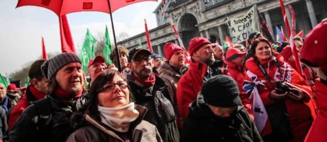 Des dizaines de milliers de manifestants ont defile a Bruxelles contre l'austerite.