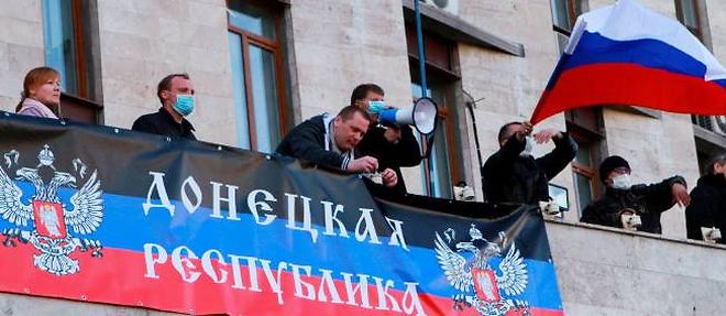 Des manifestants pro-russes au siege de l'administration de Donetsk (Ukraine), le 6 avril 2014.