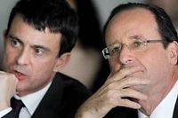Manuel Valls et Francois Hollande. (C)PATRICK KOVARIK / AFP