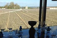 Depuis la nouvelle salle de degustation du chateau Pichon-Comtesse, la vue sur les vignes de chateau Latour et l'estuaire