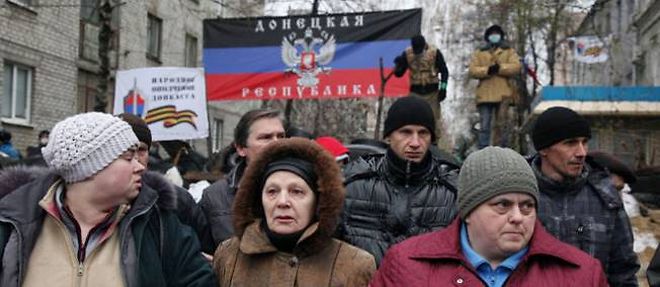 Des militantes pro-russes manifestent devant un batiment de la police a Slaviansk, dans l'est de l'Ukraine, le 13 avril 2014.