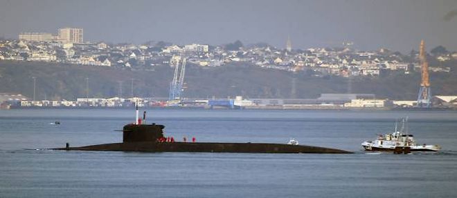 Le sous-marin nucleaire lanceur d'engin "l'Inflexible" sort le 15 mars 2007 de la rade de Brest.