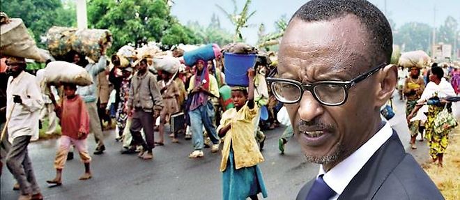 Le president Kagame (au premier plan) lors des ceremonies en memoire des victimes du genocide, ou la France n'etait pas representee. En arriere-plan, les refugies fuient les massacres en 1994.