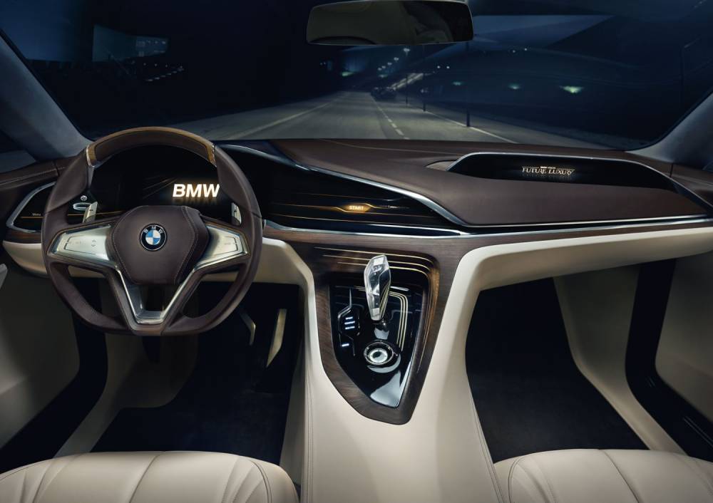 Des informations s'affichent de manière ciblée sur les objets apparaissant dans le champ de vision du conducteur. ©  BMW