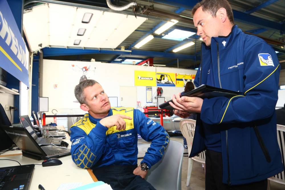 Emmanuel Collard (à gauche) fait profiter Michelin de son expérience pour la mise au point des pneumatiques de la Formula E. ©  MICHELIN