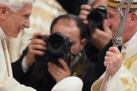 Benoît XVI et François le 22 février dernier à Saint-Pierre de Rome. ©VINCENZO PINTO / AFP