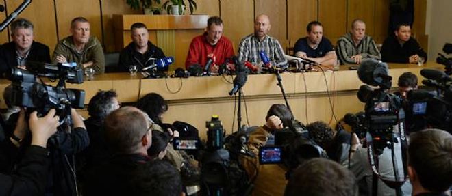 Huit observateurs de l'OSCE retenus par les insurges pro-russes presentes a la presse.