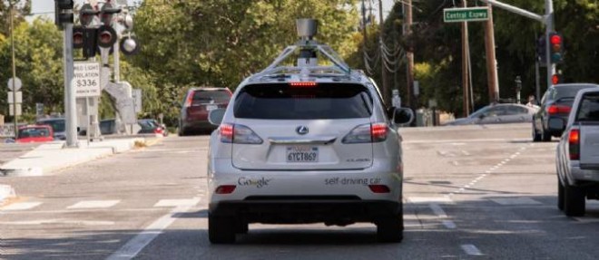 La voiture autonome Google surmonte les derniers obstacles de la conduite en ville grace a une mise a jour logicielle.