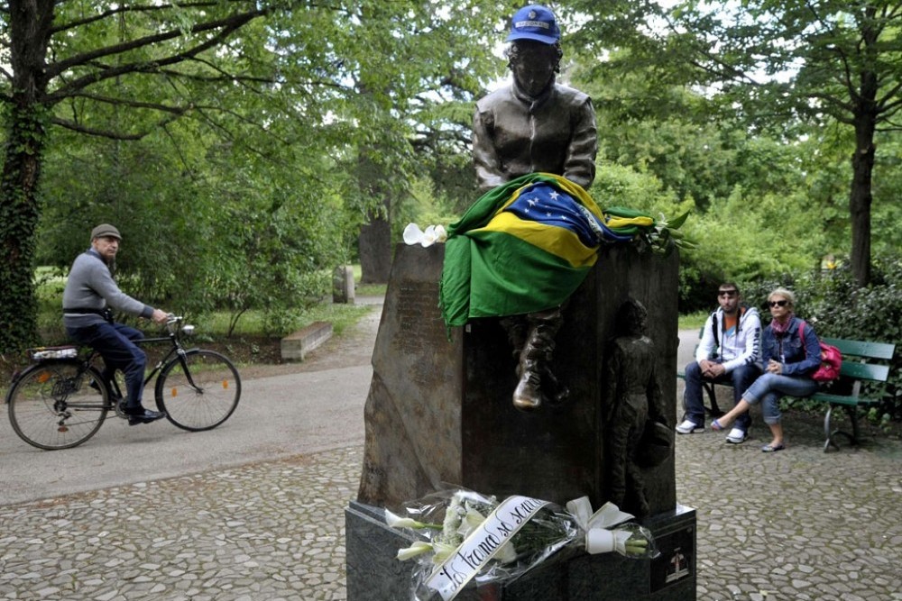 EN IMAGES. Il y a 20 ans, la mort d'Ayrton Senna