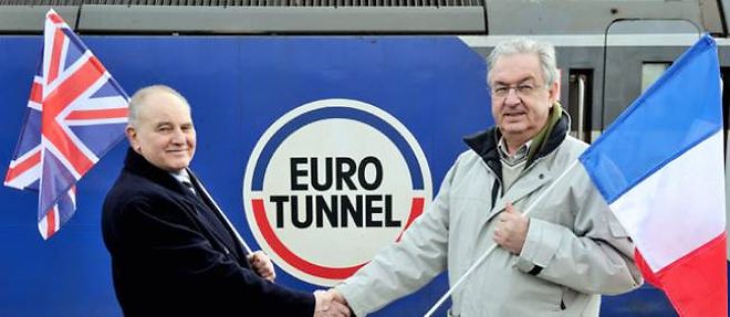 Graham Fagg (a gauche) et Philippe Cozette (a droite) sont les deux ouvriers a avoir creuse les derniers metres du tunnel sous la Manche, respectivement du cote anglais et francais, le 1er decembre 1990. Ils ont celebre l'anniversaire de la jonction, le 10 fevrier 2014.