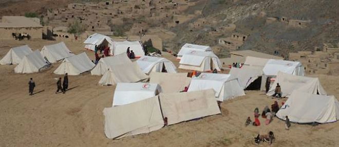 Des sinistres occupent des tentes de secours apres les glissements de terrain qui ont fait au moins 300 morts dans le nord-est de l'Afghanistan vendredi.