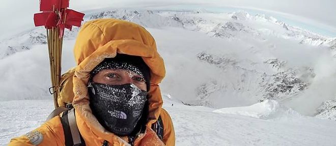 Un alpiniste tente l'ascension du Nanga Parbat, au Pakistan.