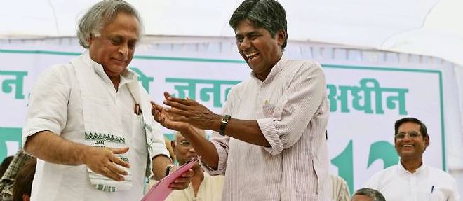 P. V. Rajagopal (a droite sur la photo) est le leader d'un mouvement indien altermondialiste.
