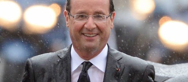 Francois Hollande sous la pluie, le 15 mai 2012.