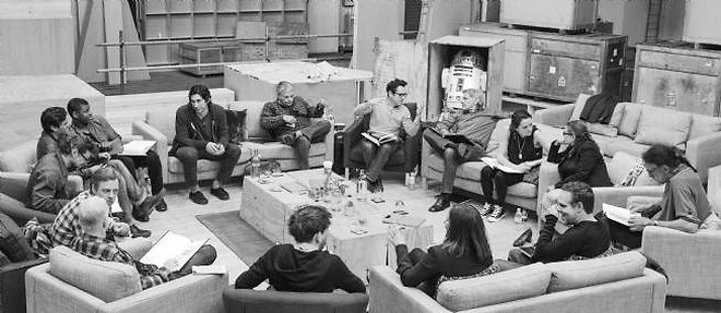 La serie se devoile dans une photo de famille ou apparaissent le casting devoile la semaine derniere: Harrison Ford, Daisy Ridley, Carrie Fisher, Peter Mayhew, Producer Bryan Burk, Lucasfilm President and Producer Kathleen Kennedy, Domhnall Gleeson, Anthony Daniels, Mark Hamill, Andy Serkis, Oscar Isaac, John Boyega, Adam Driver and Writer Lawrence Kasdan