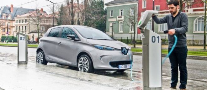 Arnaud Montebourg a fixe l'objectif de 16 000 bornes de recharge pour voitures electriques en France avant la fin 2014.