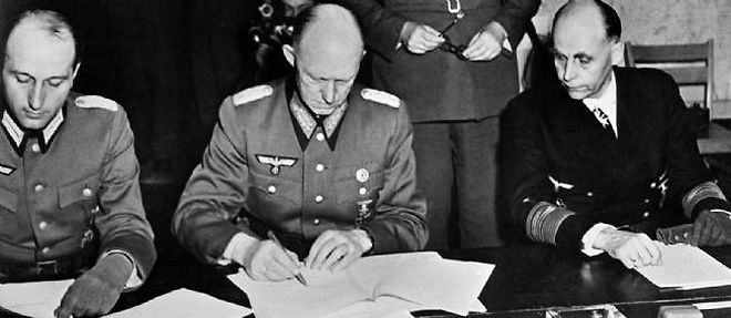 Le general Alfred Jodl signe la capitulation allemande.