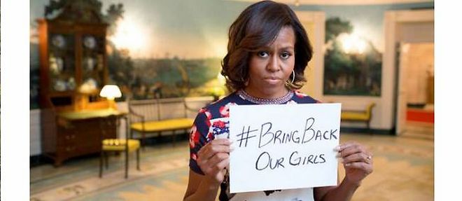 Michelle Obama tenant une pancarte avec le hashtag #BringBackOurGirls en soutien aux jeunes filles nigerianes enlevees par Boko Haram.