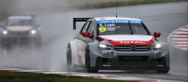Sebastien Loeb a remporte la course 1 ecourtee en raison de la pluie. Les pilotes Citroen conservent les trois premieres places du general avec Lopes (1er), Loeb (2e) et Muller (3e).