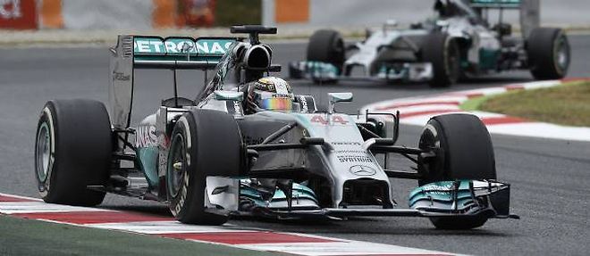Lewis Hamilton a du resister a son coequipier jusqu'au bout pour tenir sa victoire au GP d'Espagne.
