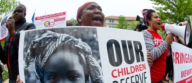Manifestation pour les lyceennes enlevees par Boko Haram au Nigeria. Ambassade du Nigeria a Washington, 14 mai 2014.