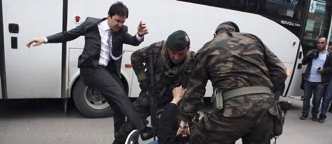 Yusuf Yerkel, un des proches conseillers et directeur de cabinet du Premier ministre turc Recep Tayyip Erdogan, passe a tabac un manifestant de Soma, ou l'effondrement d'une mine de charbon a fait au moins 282 morts. La photo a ete publiee par l'association de defense des droits de l'homme Kurdish Question.