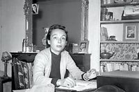 Marguerite Duras chez elle a Paris, au debut des annees cinquante. Elle entame en 1945 la redaction de "Theodora". (C)AFP