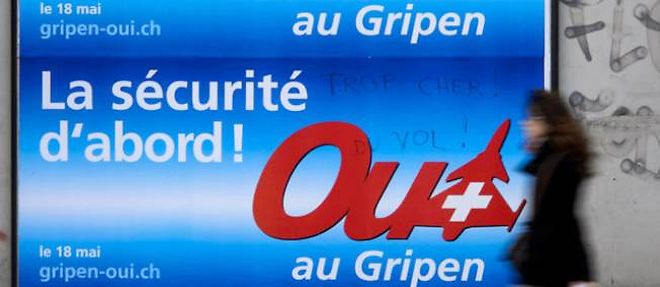 Une affiche suisse appelant a voter "oui" au referendum du 18 mai concernant l'achat de 22 avions de combat.
