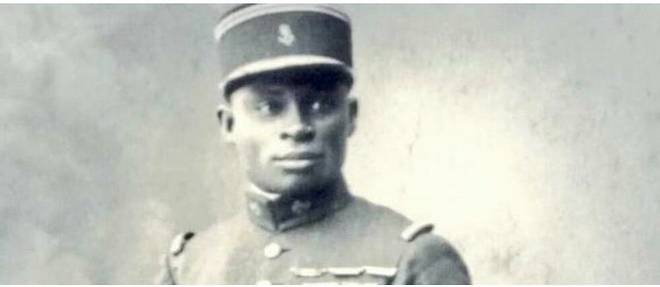 Le capitaine Charles N'Tchorere a ete tue a Airaines par un  soldat de la division Panzer de Rommel qui n'a pas accepte de traiter l'Africain qu'il etait comme un officier violant ainsi les lois de la guerre. 
