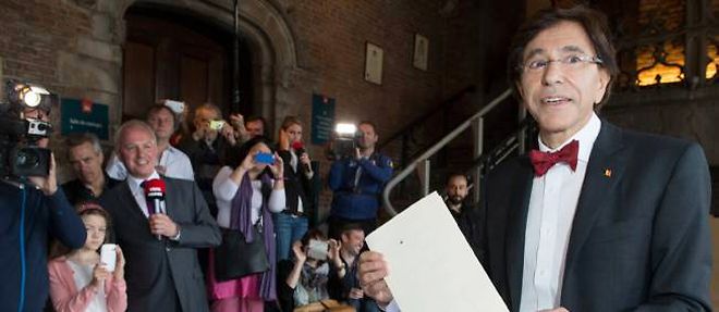 Le Premier ministre belge, Elio Di Rupo, vote pour les elections regionales, federales et europeennes, le 25 mai 2014.