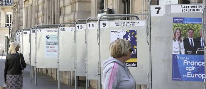 Devant un bureau de vote a Paris.