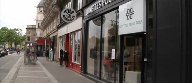 La vitrine du magasin des Lunettes pour tous, situe a deux pas de Chatelet, au coeur de Paris.