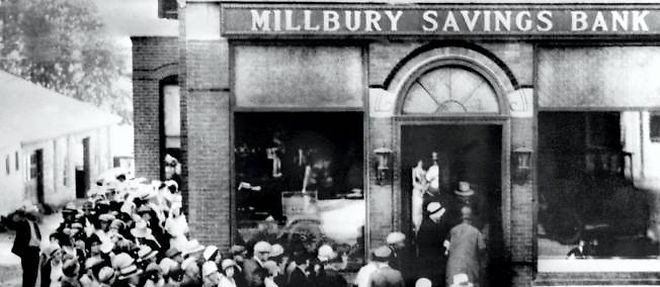 Panique bancaire en 1929, des Americains font la queue devant la Millbury Bank du Massachusetts pour recuperer leurs economies.