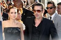 Brad Pitt frapp&eacute; au visage &agrave; la premi&egrave;re d'un film avec Angelina Jolie
