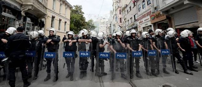 Des policiers bloquant l'acces au parc Gezi a Istanbul, le 31 mai 2014