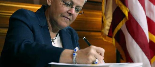 Gina McCarthy, directrice de l'EPA, en train de signer les nouvelles normes imposees aux centrales electriques polluantes. "Le stylo est plus puissant que l'epee", s'est-elle exclamee avant de parapher le document.