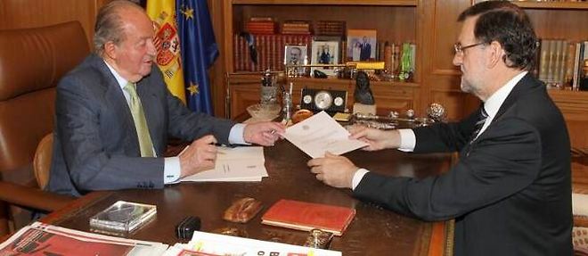 Juan Carlos remettant sa demission a Mariano Rajoy, lundi matin.