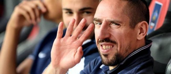 Franck Ribery sur le banc de touche lors du match de preparation des Bleus contre le Paraguay.