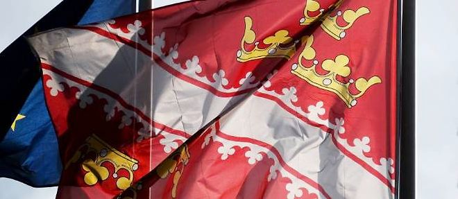 Le drapeau de la region Alsace qui doit etre fusionnee avec la Lorraine