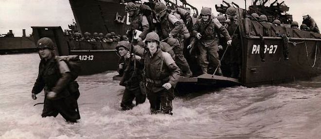 Des soldats americains debarquant sur les cotes de Normandie, le 6 juin 1944.