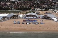 Les installations prévues pour accueillir les délégations officielles, plage de Ouistreham. ©Joël Saget / AFP