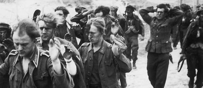 Le 6 juin 1944, les Allies font leurs premiers prisonniers allemands, apres avoir conquis les plages normandes.
